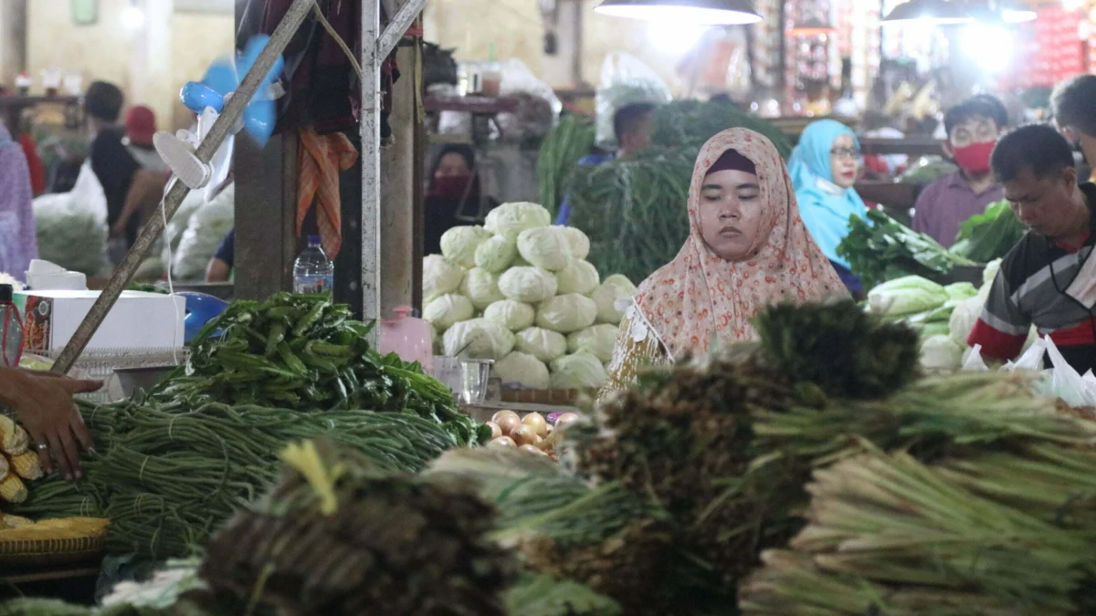 okri- pedagang di pasar jagasatru masih banyak tidak menggunakan masker (5)