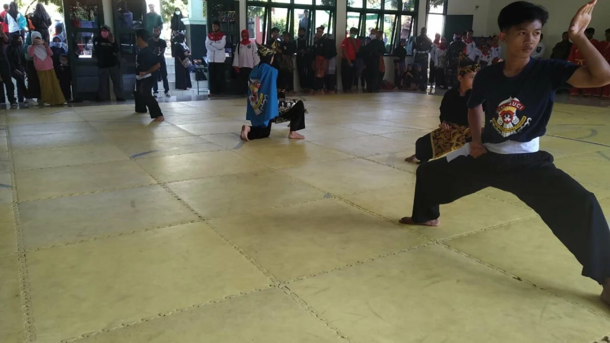 Pesilat Kuningan Unjuk Ketangkasan