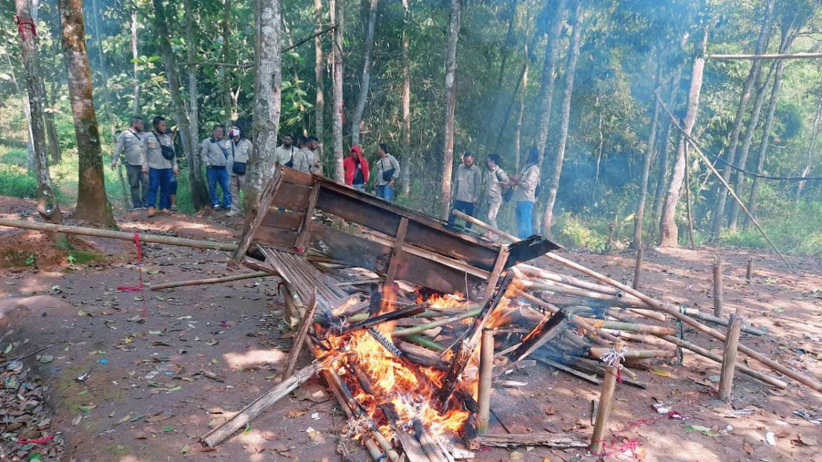 Polisi Bakar Arena Sabung Ayam di Majalengka