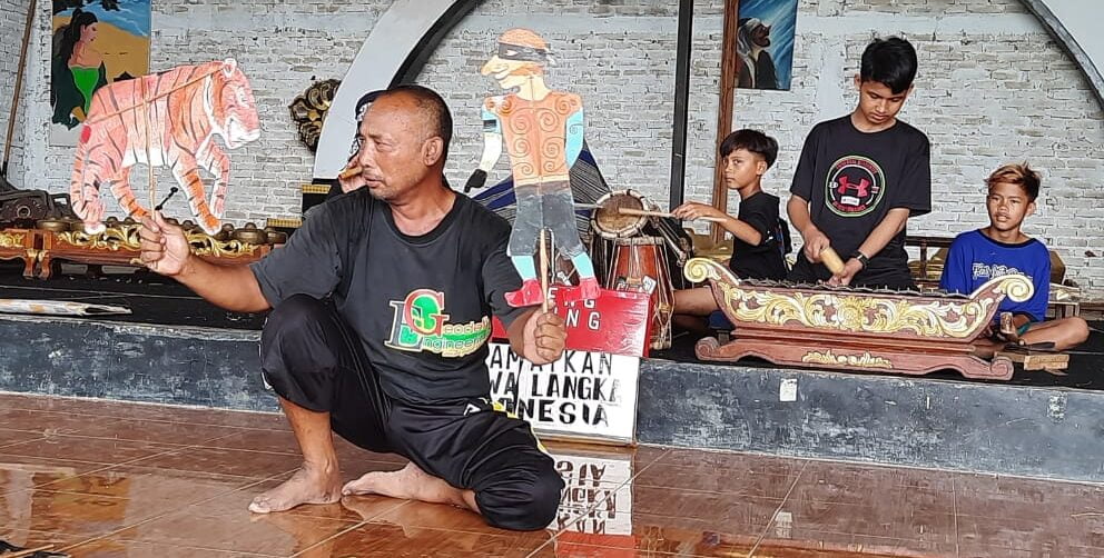 Kolaborasi dengan Pendongeng Keliling – Radar Cirebon ID