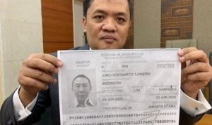 Habiburokhman-menunjukkan-foto-copy-paspor-Djoko-Tjandra-680x355-1