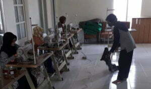 Berdayakan Masyarakat lewat Pelatihan Menjahit  