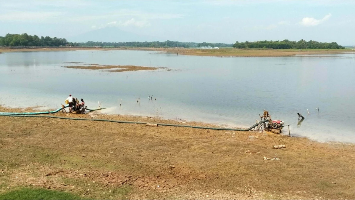 Kurang Air, Petani Sedot Waduk Cipancuh