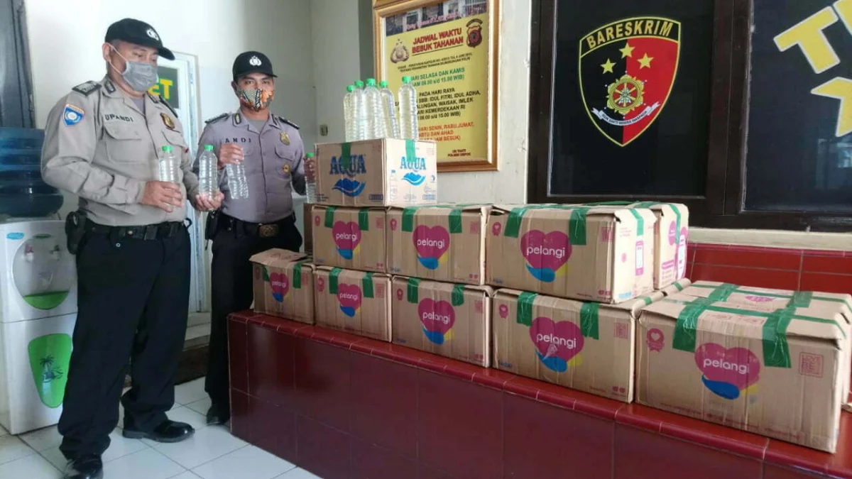 Polisi Sita Puluhan Dus Ciu di Marikangen Polisi Sita Puluhan Dus Ciu di Marikangen