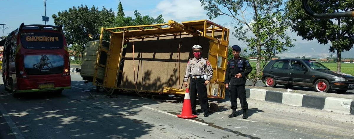 Ban Meletus, Truk Gas Terbalik Ban Meletus, Truk Gas Terbalik