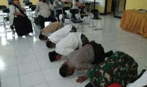 Diguyur Hujan, Sujud Syukur