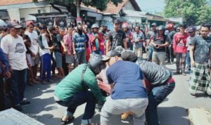 Pedagang Bendera Mulai Marak di Kuningan