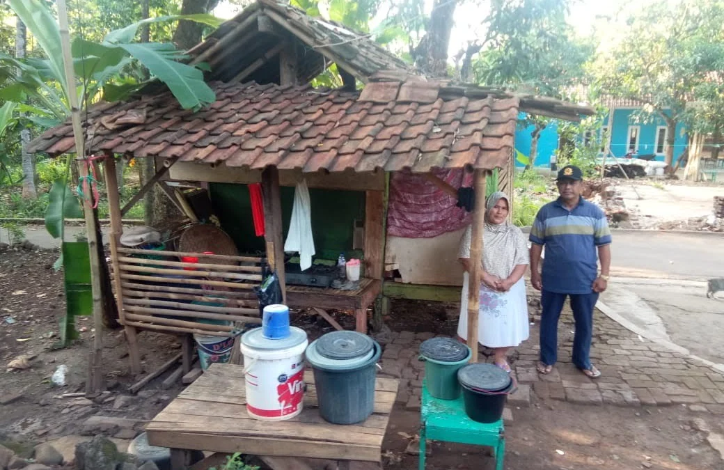 Rumah Roboh, Rumsari Sekeluarga Tinggal di Pos Ronda den - Imbas Rumah Roboh (1)