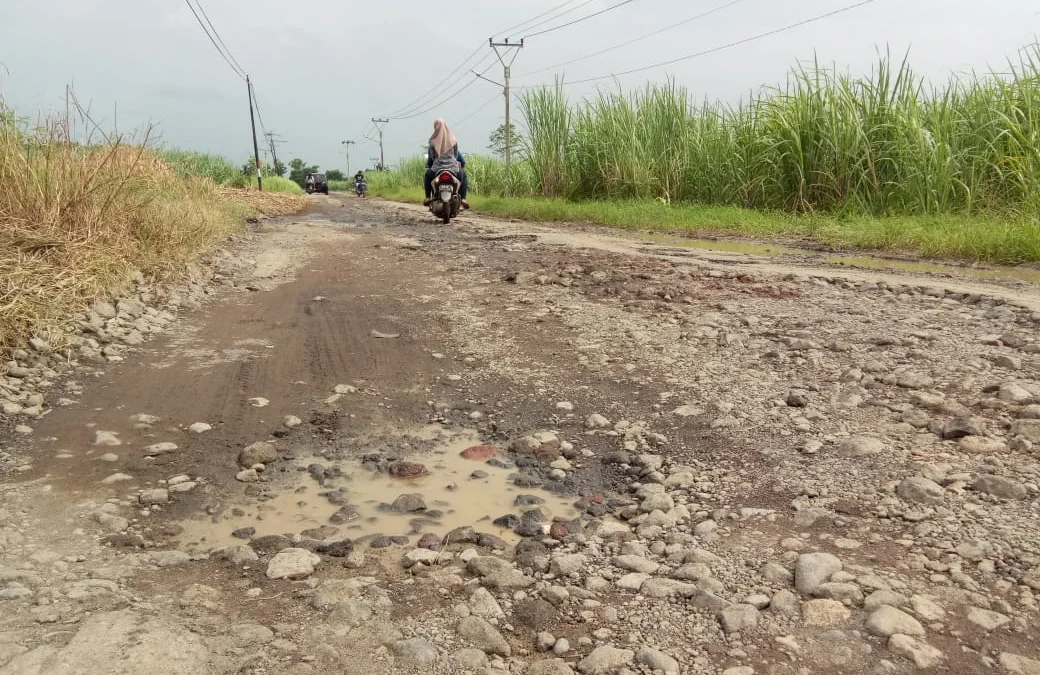 Jalan Poros Pasaleman Gagal Diperbaiki Tahun ini den-RUSAK (2)