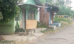 Dua Bangli Mesum Belum Dirobohkan den-dua bangunan liar lolos dari operasi perobohan oleh sat pol pp2