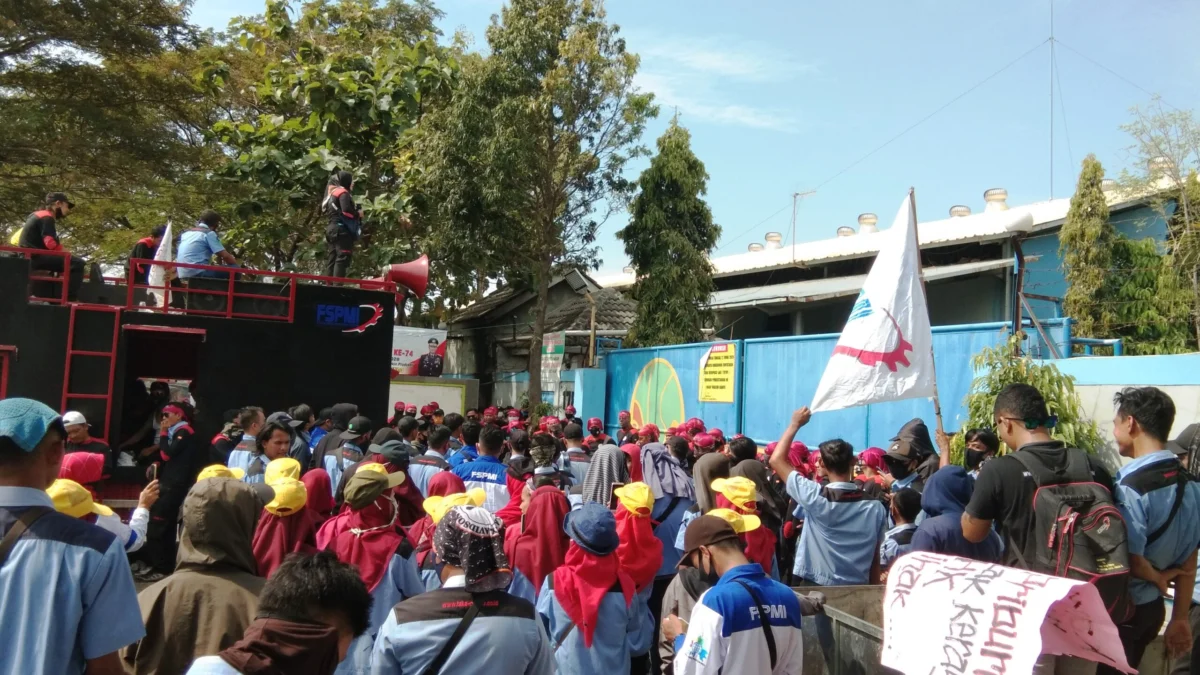 Buruh Kepung Kantor PT TKR dri- demo buruh (3)
