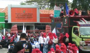 Kepung Disnakertrans, Buruh Tolak PHK dri -korban PHK geruduk Disnakertrans (2)