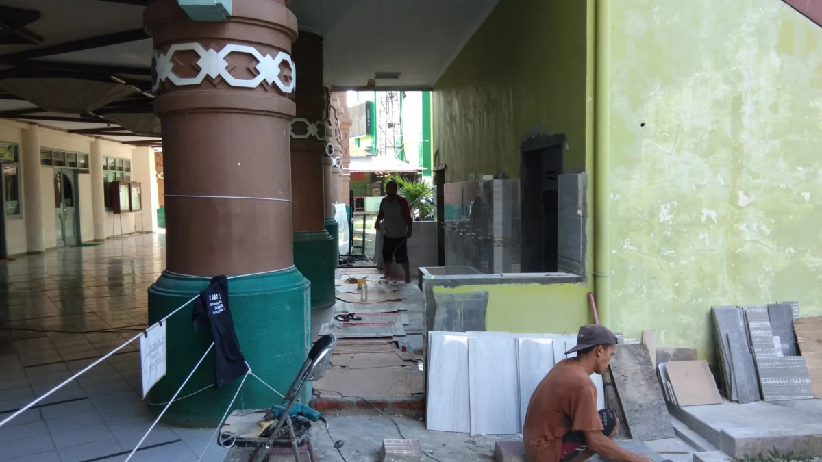 Masjid Agung Sumber Butuh Rp38 Miliar Untuk Rehab Total dri - masjid agung sumber butuh 38 miliar (10)