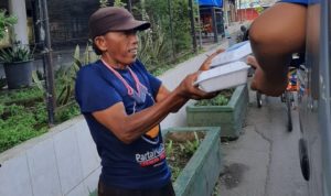 Surya Shuttle Bagi-bagi Makanan Gratis Surya Shuttle Bagi-bagi Makanan Gratis