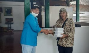 Surya Shuttle Berbagi ke Warga Terdampak Covid-19 Surya Shuttle Berbagi ke Warga Terdampak Covid-19