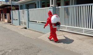 Pegawainya Positif, Kantor DP3AKB Majalengka Lockdown pasca warga terkonfirmasi positif, kediaman dan lingkungan di Bongas Wetan kecamatan Sumberjaya langsung di semprot desinfektan (2)