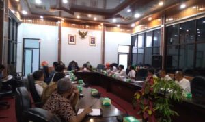Ke Dewan, Warga Protes Penyaluran Bansos sam-Foto bansos disoal lagi