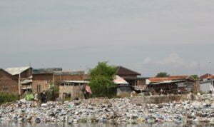 sampah-pesisir-kota-cirebon