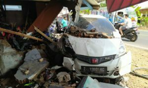 Toko Onderdil Ambruk, Mobil Jazz Hajar 5 Motor