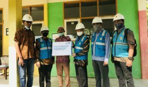 Peduli Pendidikan, YBM PLN Cirebon Bantu Sambungan Listrik via- bantuan penyambungan listrik PLN (2)