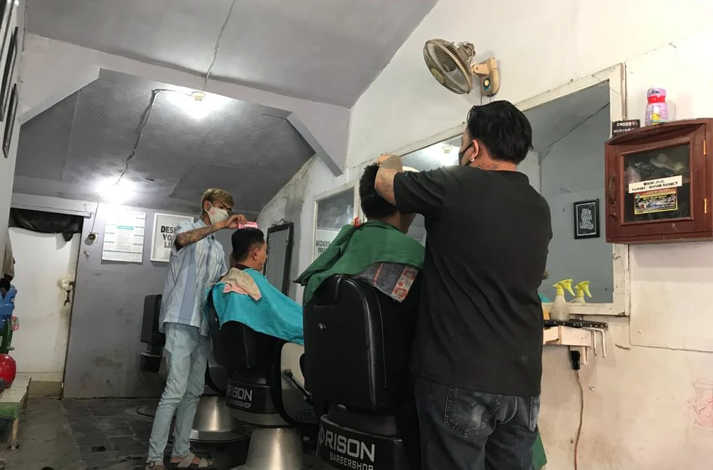Pangkas Rambut Suyud, Sibuk Lagi Pasca Ramainya Isu Corona via-pangkas rambut suyud (2)