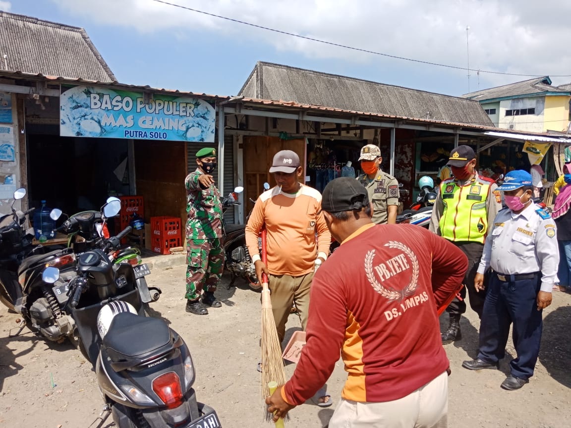 Razia Masker, Pelanggar Dihukum Menyapu Jalan