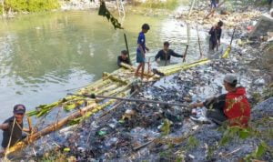 Tersangkut dan Menumpuk Pipa PDAM Tersangkut dan Menumpuk Pipa PDAM