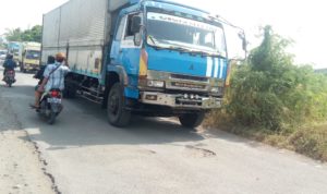 Ancam Boikot Truk yang Melintas