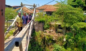 Bangun Jembatan dengan Swadaya, Pemerintah Diam Saja
