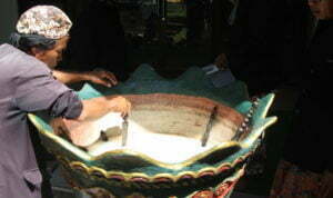 Yang Berbeda dari Tradisi Jamasan Keraton Kasepuhan Tahun Ini okri- cuci benda pusaka (1)