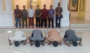 Guru Honorer Sujud Syukur di Depan Bupati Imron