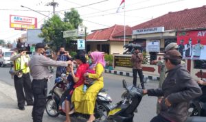 Polsek Bantarujeg Bagikan 100 Masker