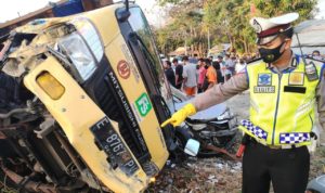 Rem Blong, Truk Beras Tabrak Mobil di Gronggong  