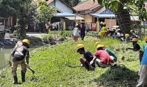 Warga Bersihkan Sungai Cipelang Warga Bersihkan Sungai Cipelang