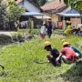 Warga Bersihkan Sungai Cipelang