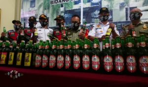 Satpol PP Amankan Ratusan Botol Miras