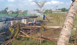 Bangunan Bekas Rumah Makan Terbakar