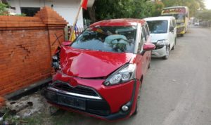 Dua Mobil Tabrakan di Kedawung