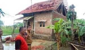 Puluhan Rumah Disapu Puting Beliung