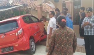 Belajar Nyetir, Mobil Loncat ke Teras Musala