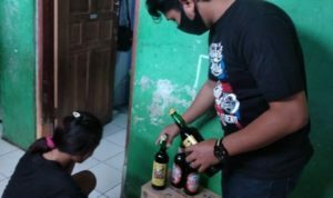 Perempuan Muda Jual Minuman Keras