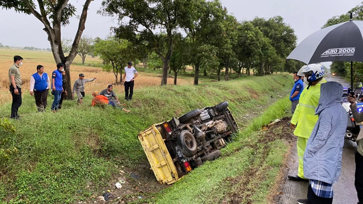 Sopir dan Penumpang Truk Terjepit 