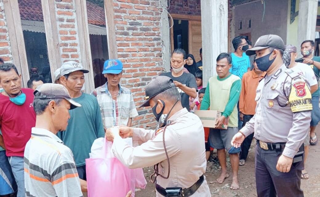 Kapolsek Leuwimunding Bantu Korban Kebakaran