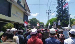 Massa Desak Ketua Dewan Lengser