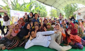 Lucky Hakim Jadi Rebutan Emak-emak Lucky Hakim Jadi Rebutan Emak-emak