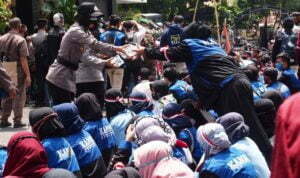 Dinginkan Suasana Unras, Polwan Bagikan Air Mineral untuk Demonstran polwan-simpatik
