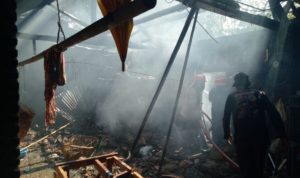 Bakar Sampah Merembet ke Rumah