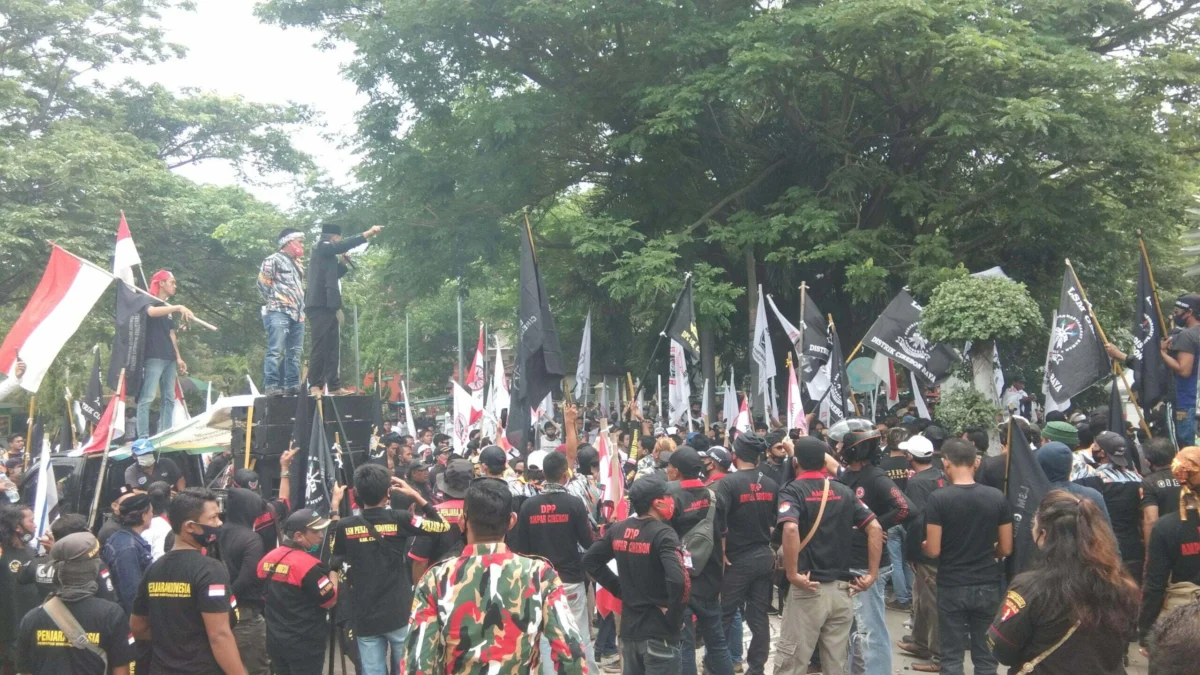 Ribuan Massa Luruk Kantor Bupati Ribuan Massa Luruk Kantor Bupati