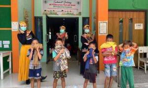 Bagikan Masker untuk Anak-anak secara Gratis