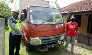 Truk Boks Terbalik di Pasar Kue